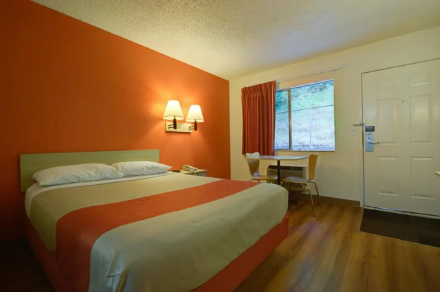 Room, Queen Bed, Smoking, Motel6 Seattle, WA - Airport 6/10