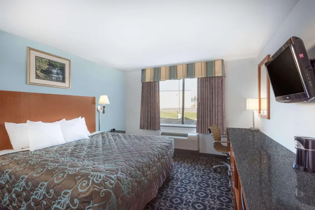 غرفة بسرير كينج، Days Inn by Wyndham Watertown Fort Drum 1/1