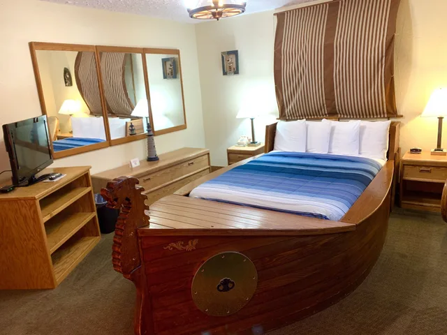 Downstairs, Queen Bed، Don Q Inn 1/2