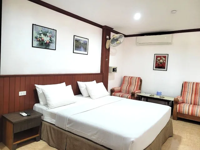 Deluxe, King Bed, No Window, Balcony، Rabbit Mansion 3/10