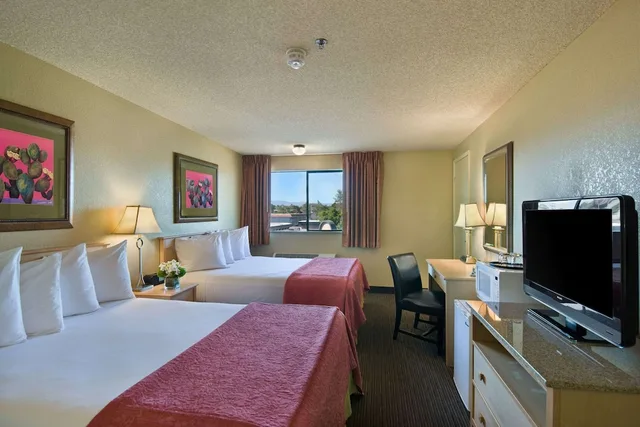 غرفة قياسية بسريرين كوين مع أريكة، Oxnard Inn Lancaster, CA 2/4