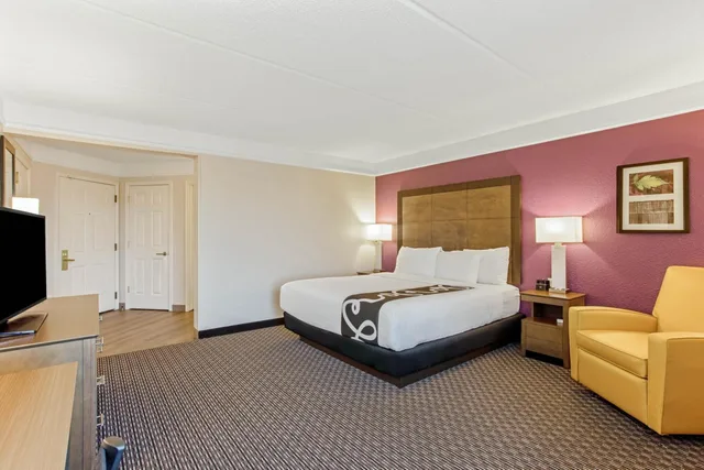 غرفة بسرير كينج بحوض استحمام لذوي الإعاقة، La Quinta Inn Suites Panama City 3/8