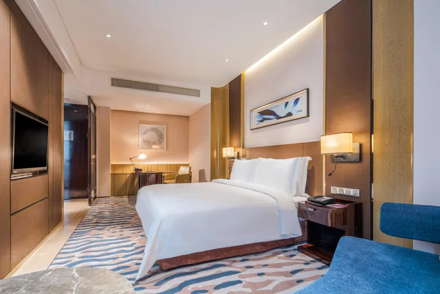 غرفة قياسية بسرير كينج للمدخنين، CROWNE PLAZA DALIAN SPORTS CENTER 1/3