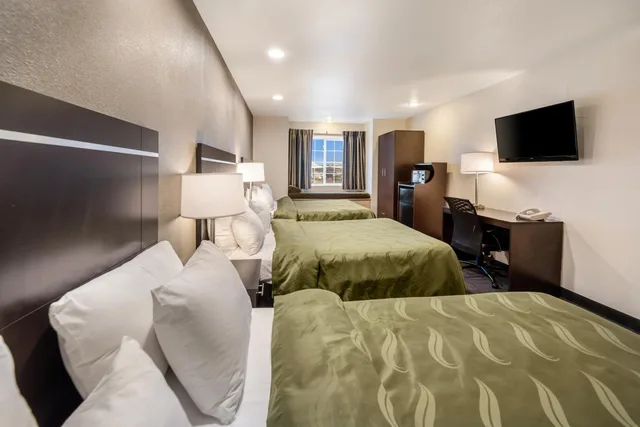 غرفة بسريرين كوين وسرير كوين، Quality Inn and Suites near NAS Fallon 5/6