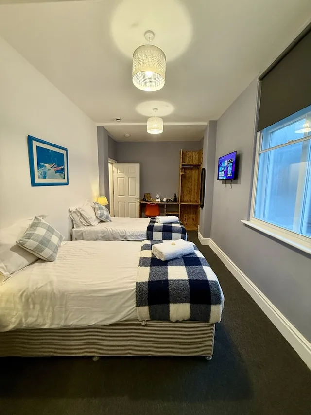 Room, Twin Beds, The Crescent Guest House 6/10