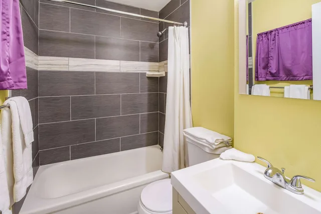 Efficiency, 2 Queen Beds, Smoking، Rodeway Inn Casper 5/6
