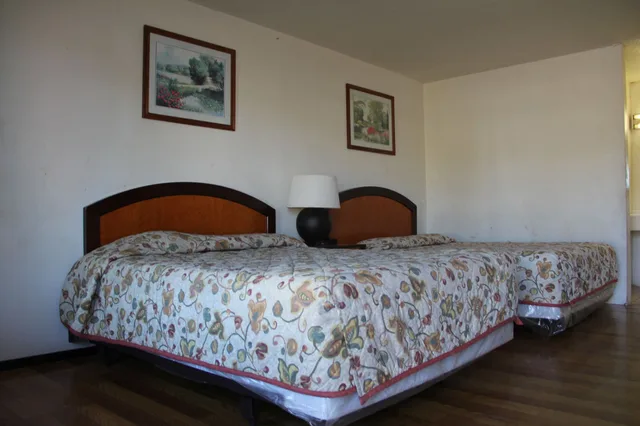غرفة بسريرين مزدوجين، LoneStar Inn & Suites 2/10