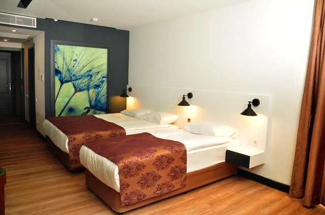 غرفة بسريرين منفصلين بإطلالة على الحديقة، Sey Beach Hotel & Spa 1/4