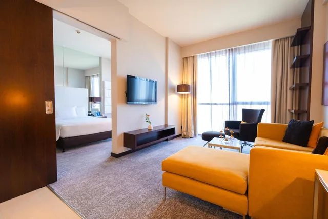 جناح بسرير كينج بغرفة نوم واحدة بمطبخ صغير، Centro Sharjah Rotana 4/8