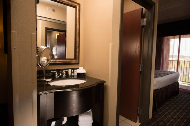 جناح بسرير كينج بغرفة نوم واحدة مع أريكة، CROWNE PLAZA MILWAUKEE AIRPORT 5/5