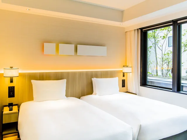 غرفة بسريرين منفصلين بإطلالة على الحديقة مع أريكة بحوض استحمام، Hyatt Place Kyoto 1/8