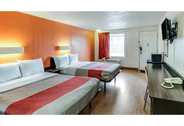 2 Full Beds - Non-Smoking، Motel6 Kalamazoo, MI 4/10