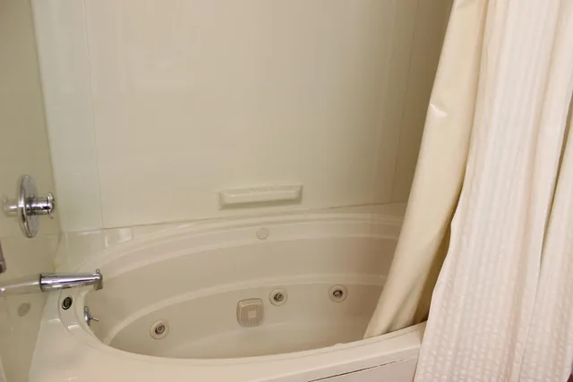 غرفة بسرير كينج بجاكوزي، Nootka Lodge 6/8