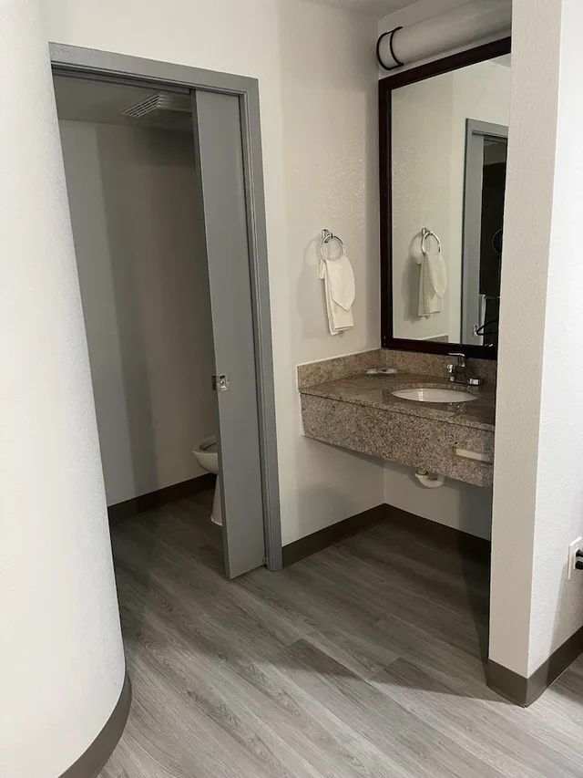 غرفة قياسية بسريرين مزدوجين، Quality Inn and Suites Richardson-Dallas 7/7