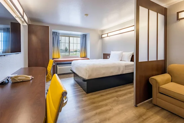 غرفة قياسية بسرير كوين لذوي الإعاقة، Microtel Inn & Suites by Wyndham Cheyenne 4/8