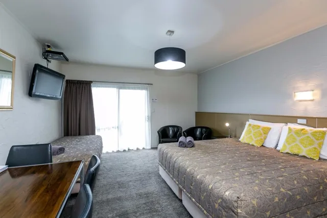 Premier, Twin Beds, 1 King and 1 Single Beds, 16 Northgate Motor Lodge 1/7