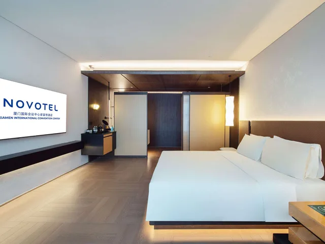 غرفة ديلوكس بسرير كينج بإطلالة على البحيرة، Novotel Xiamen International Convention Center 1/4
