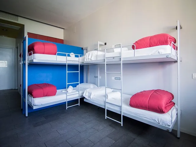 غرفة عائلية بأسرّة بطابقين، Centre Esplai Hostel 1/3
