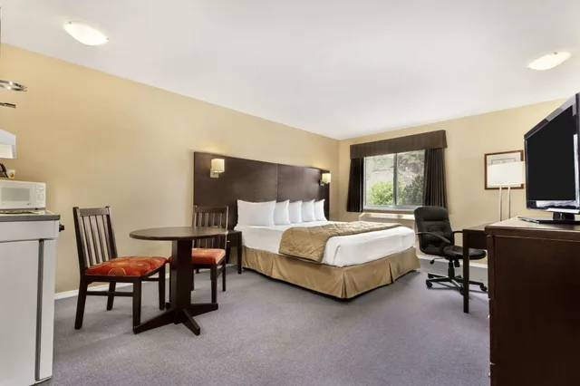 Efficiency, Queen Bed، Super 8 By Wyndham West Kelowna Bc 2/2