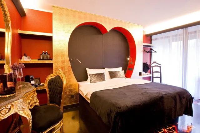 Moulin Rouge, Queen Bed، PLAZA INN stays design Dortmund 3/5
