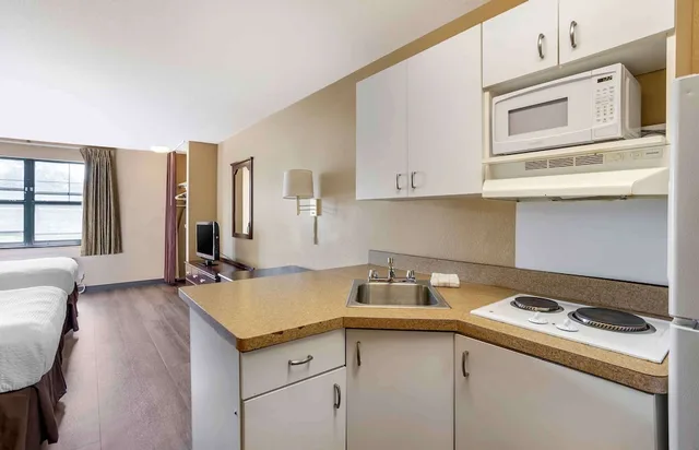 Efficiency, Queen Bed, Accessible, Suburban Studios Exton - Philadelphia Great Valley 5/5