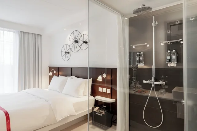 غرفة مريحة بسرير كوين، Ruby Lucy Hotel London 2/3