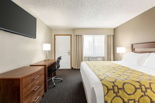 Room, Queen Bed, Accessible, Baymont By Wyndham Whitefish 1/4