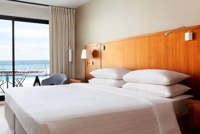 غرفة بزنس بسرير مزدوج بإطلالة على البحر بشرفة، Riviera Marriott Hotel La Porte de Monaco 1/7