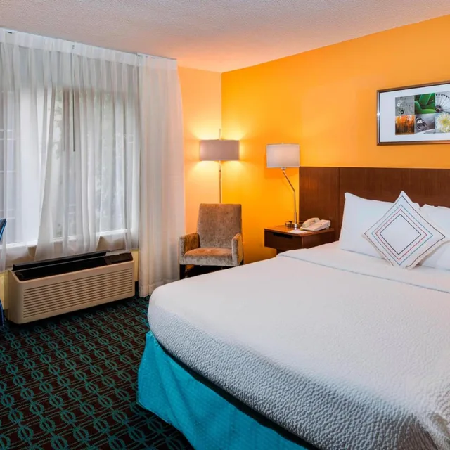 غرفة بسرير كينج بحوض استحمام لذوي الإعاقة، Fairfield Inn Suites By Marriott Atlanta Buckhead 1/6