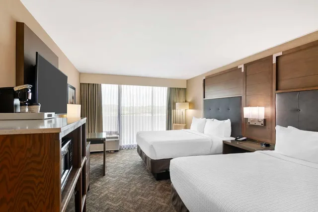 غرفة بسريرين كوين بإطلالة، Best Western Plus Kansas City Sports Complex Hotel 2/4