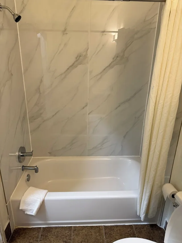 غرفة بسرير كوين مع أريكة بمطبخ صغير، Sandalwood Studios &amp; Suites 2/3