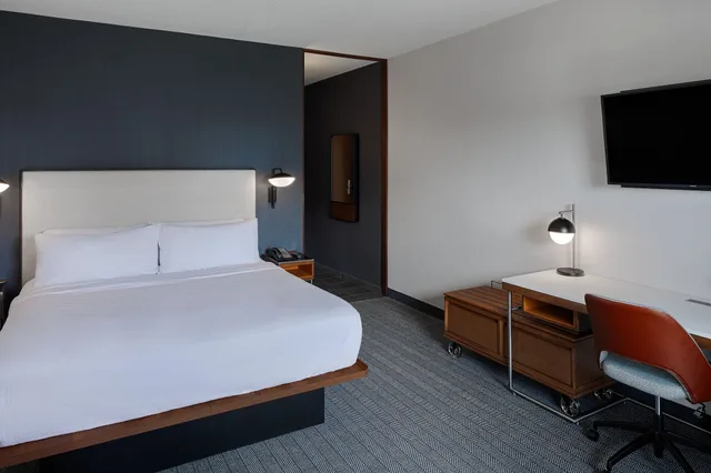 غرفة ديلوكس بسرير كينج مع أريكة، Courtyard by Marriott Dayton South 4/10