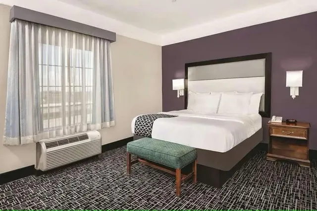 جناح بسرير كينج بحوض استحمام لذوي الإعاقة، Quality Inn & Suites Rosenberg, TX 1/4