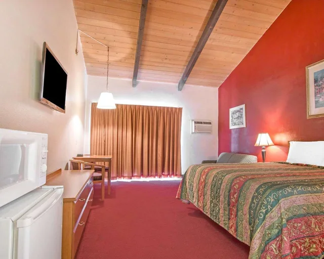 Room, King Bed, Rodeway Inn Fallbrook Downtown 1/3