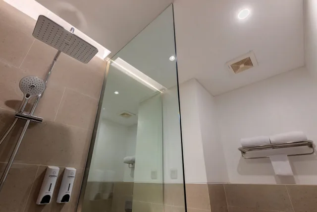 غرفة ديلوكس بسرير مزدوج بدون إطلالة، Cordia Hotel Yogyakarta - Hotel Dalam Bandara 4/4