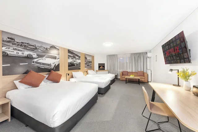 Family Suite, Queen and Twin Beds, Mantra Bathurst 1/1