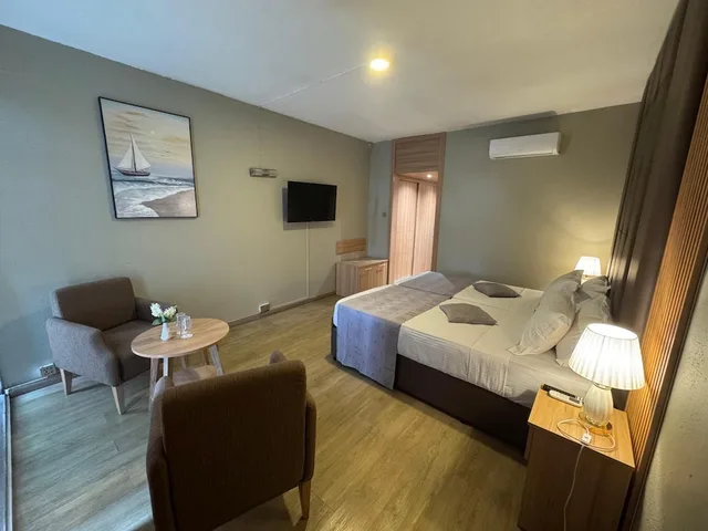 غرفة سوبيريور بسرير كينج وسرير فردي، Gold Crest Hotel 5/7