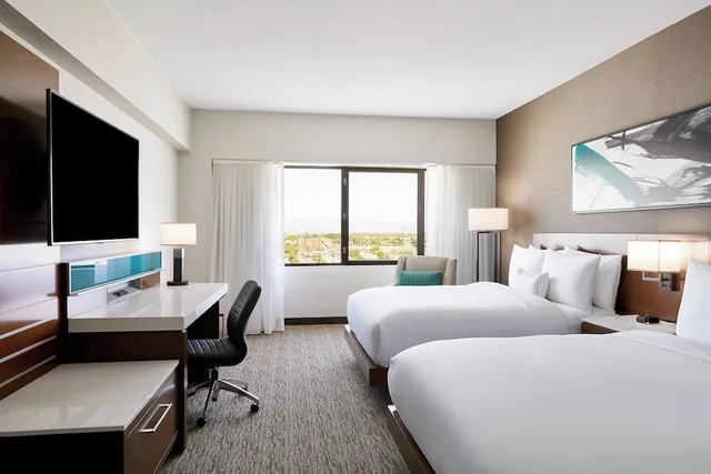 غرفة تنفيذية بسريرين كوين لذوي الإعاقة، Delta Hotels Phoenix Mesa 1/3