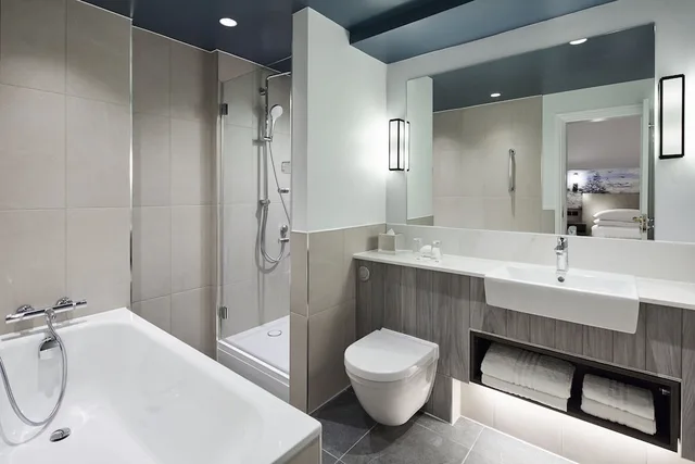 جناح جونيور بسرير كينج بإطلالة على البحر مع أريكة، Marriott Highcliff 7/8