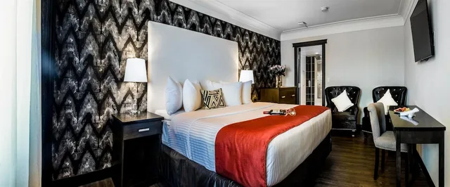 جناح بسرير كينج مع أريكة بمنطقة جلوس بحوض جاكوزي، Village Park Inn Calgary 3/10