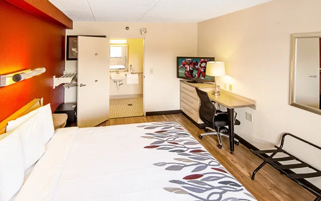 غرفة بسرير كينج لذوي الإعاقة، Red Roof Inn Jacksonville Airport Hotel 2/3