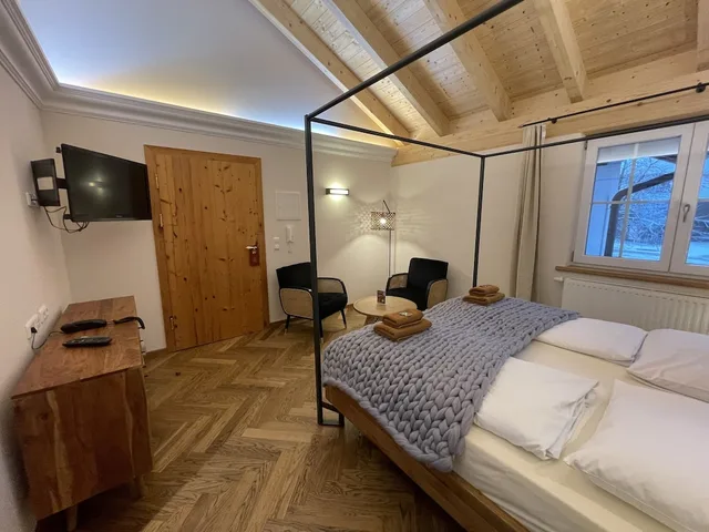 غرفة بسرير كوين بإطلالة على الجبل بشرفة، Landhaus Kossel 3/10