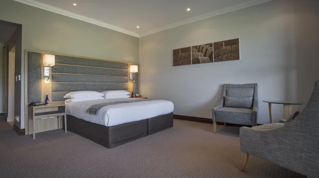 غرفة سيغنتشر بسرير كينج بإطلالة على الجبل بشرفة بغرفة نوم واحدة، Asara Wine Estate and Hotel 4/5