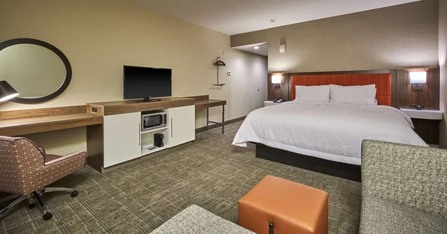 غرفة بسرير كينج مع أريكة لذوي الإعاقة، Hampton Inn and Suites Roseburg 2/3