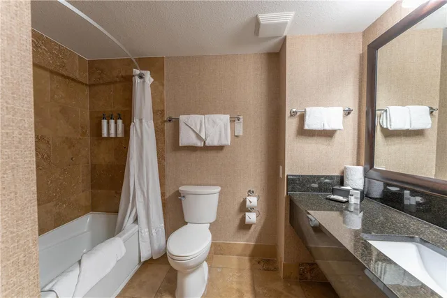 غرفة بسرير كينج مع أريكة، Prestige Lakeside Resort, WorldHotels Elite 1/1