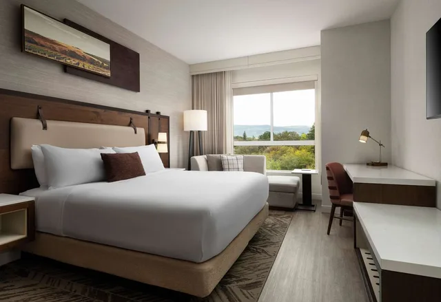غرفة بسرير كينج بحوض استحمام لذوي الإعاقة، The Knoll Hotel Napa Valley, Tapestry Collection by Hilton 1/2
