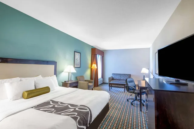 غرفة بسرير كوين، La Quinta Inn Suites By Wyndham Stonington Mystic Area 1/7