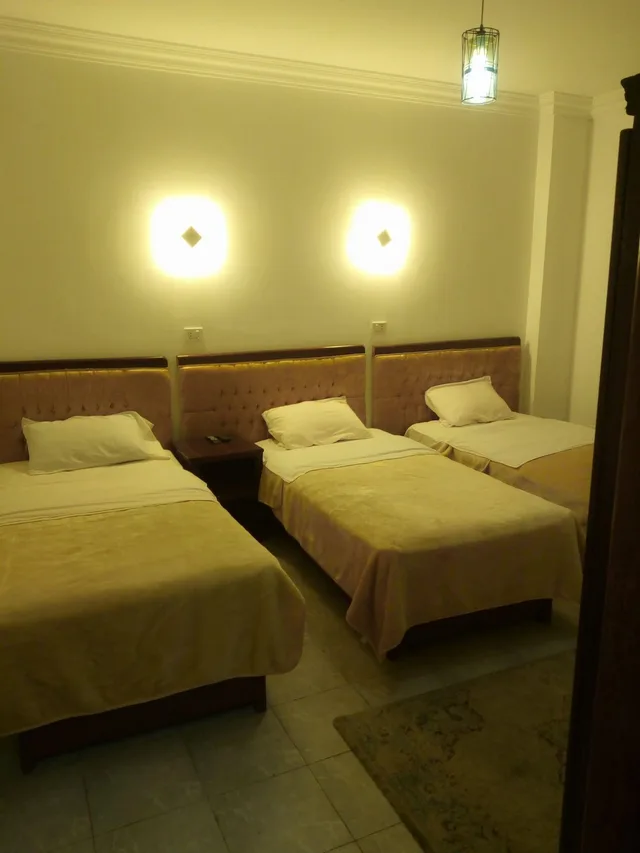 غرفة ثلاثية بحمام خاص، Arabian Nights Hotel 1/6