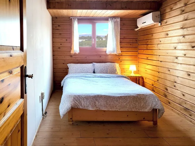 2 Bedrooms, Family, Chalet, 2 Queen Beds, Garden Area، Breakfast at Tiffany's Pension 5/10