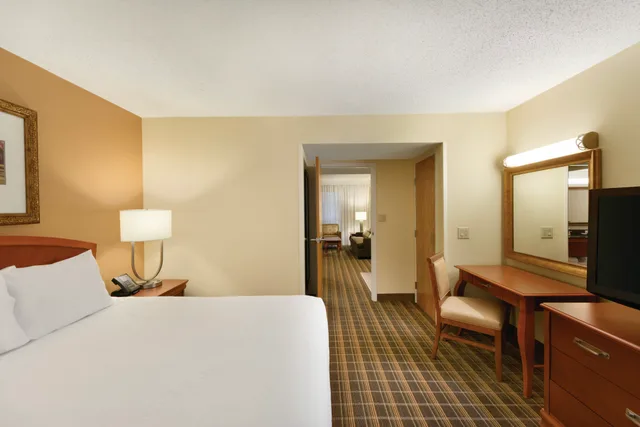 جناح بريميوم بسرير كينج، Embassy Suites Greenville Golf Resort Conference Center 1/2